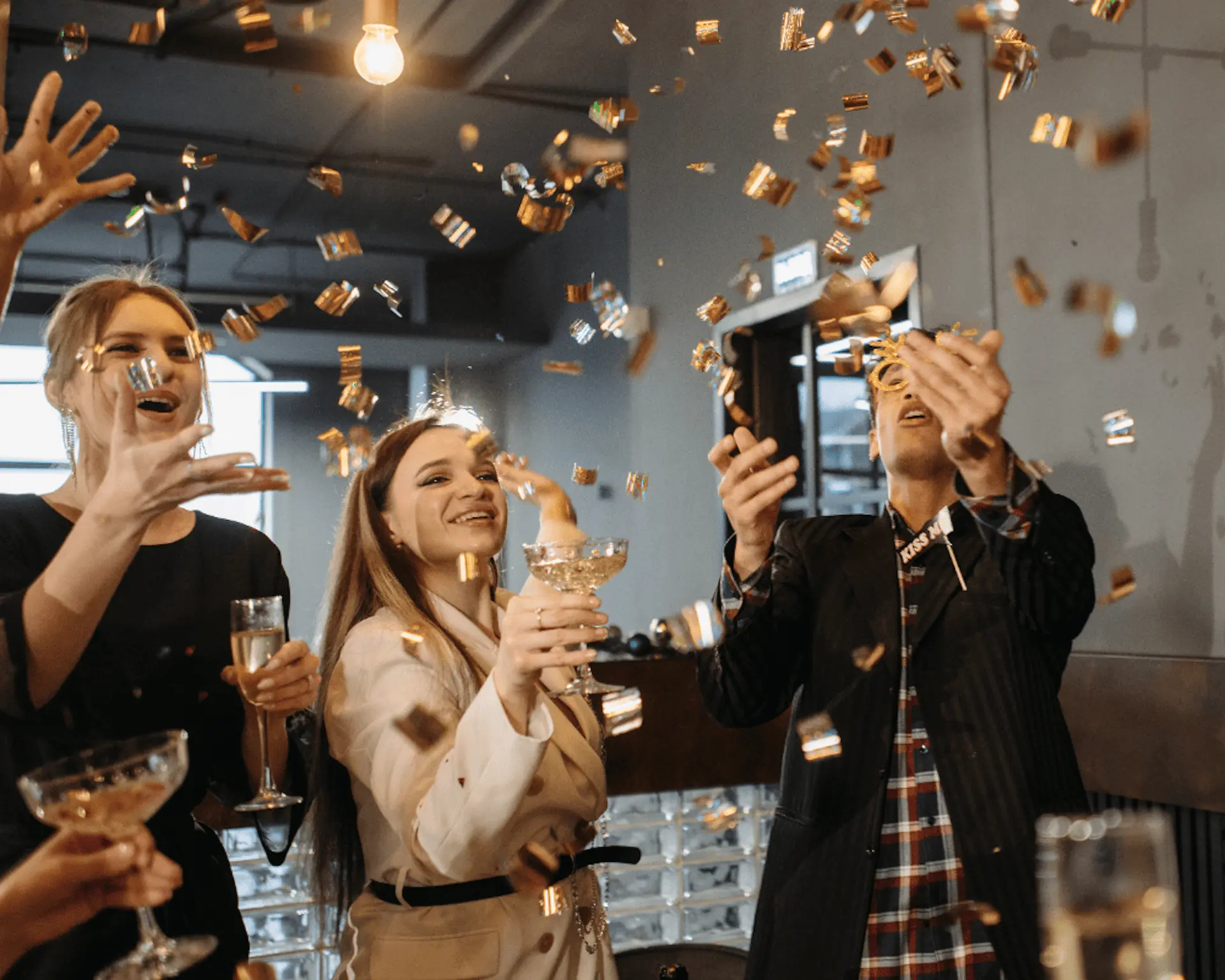 Personnes lors d'une fête de fin d'année