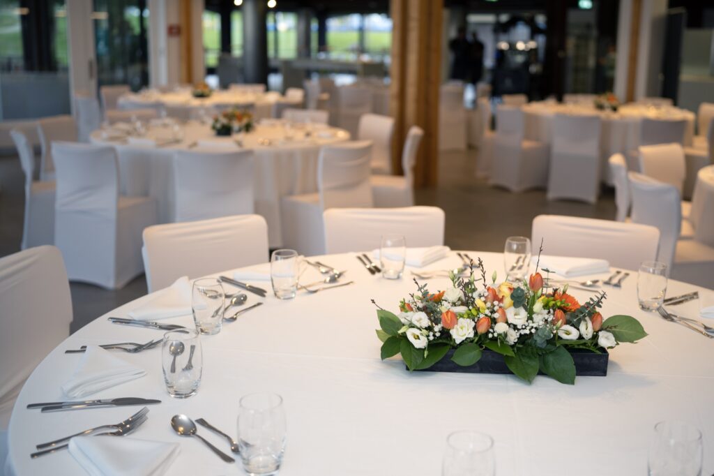 Buffet de mets variés au Signal de Bougy Events
