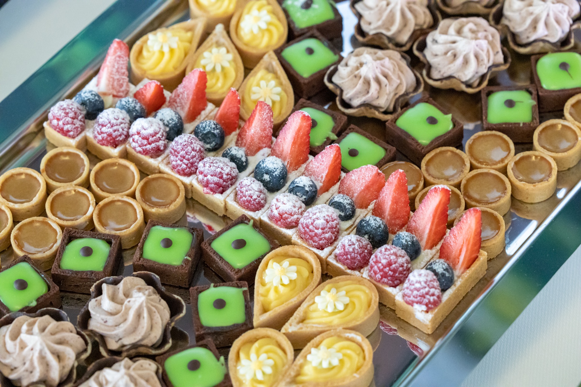 Assortiment de desserts et tartelettes au Signal de Bougy
