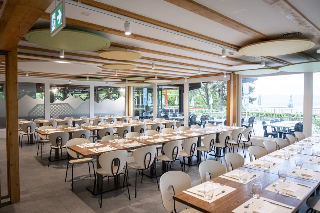 Buffet en terrasse avec vue au Signal de Bougy