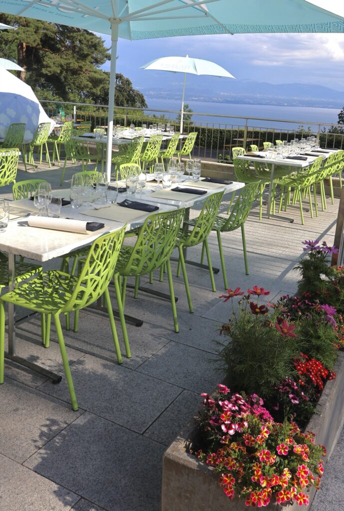 Terrasse avec vue sur le lac Léman au Signal de Bougy