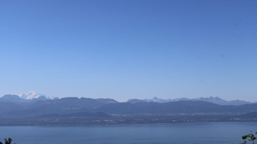 Vue panoramique sur le lac Léman et les Alpes depuis le Signal de Bougy