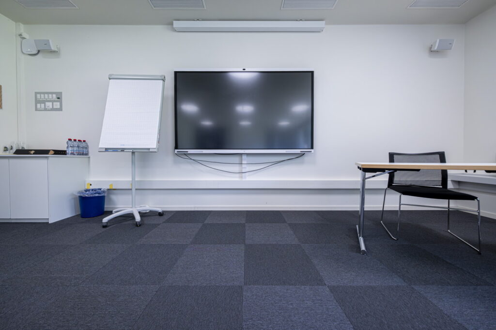 Salle Essertines avec écran et paperboard