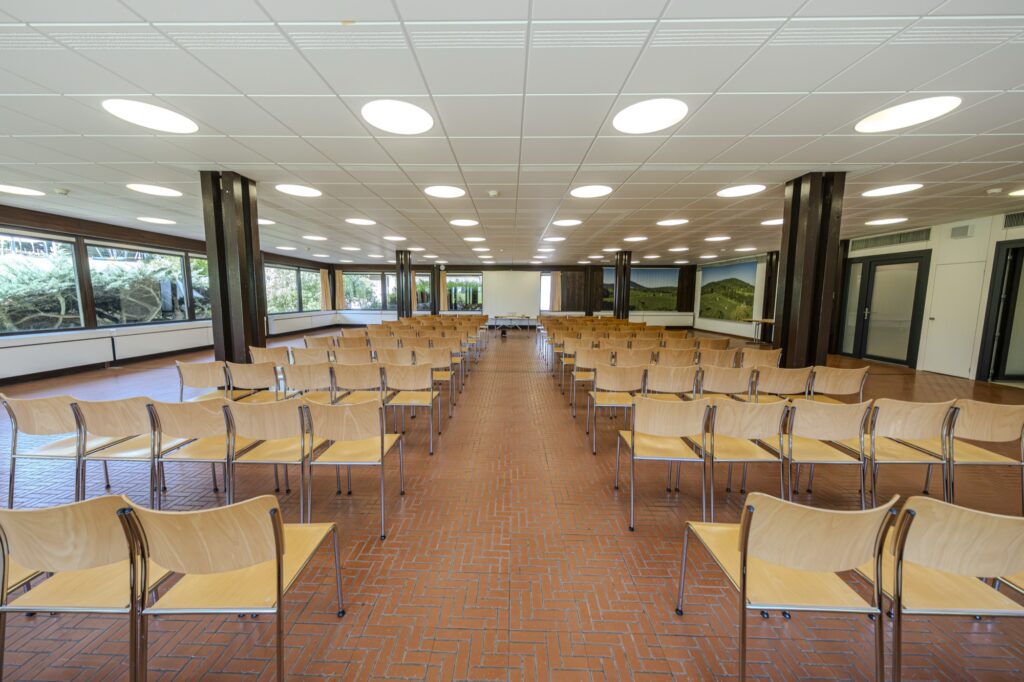 Salle de conférence en disposition théâtre au Signal de Bougy