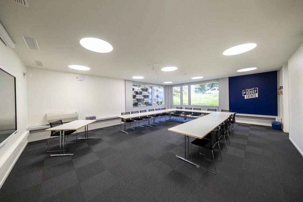 Salle de réunion chaleureuse en disposition en U au Signal de Bougy